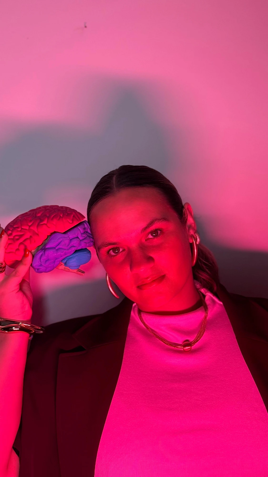 María Elizabeth Samaniego Huber sosteniendo un modelo de cerebro